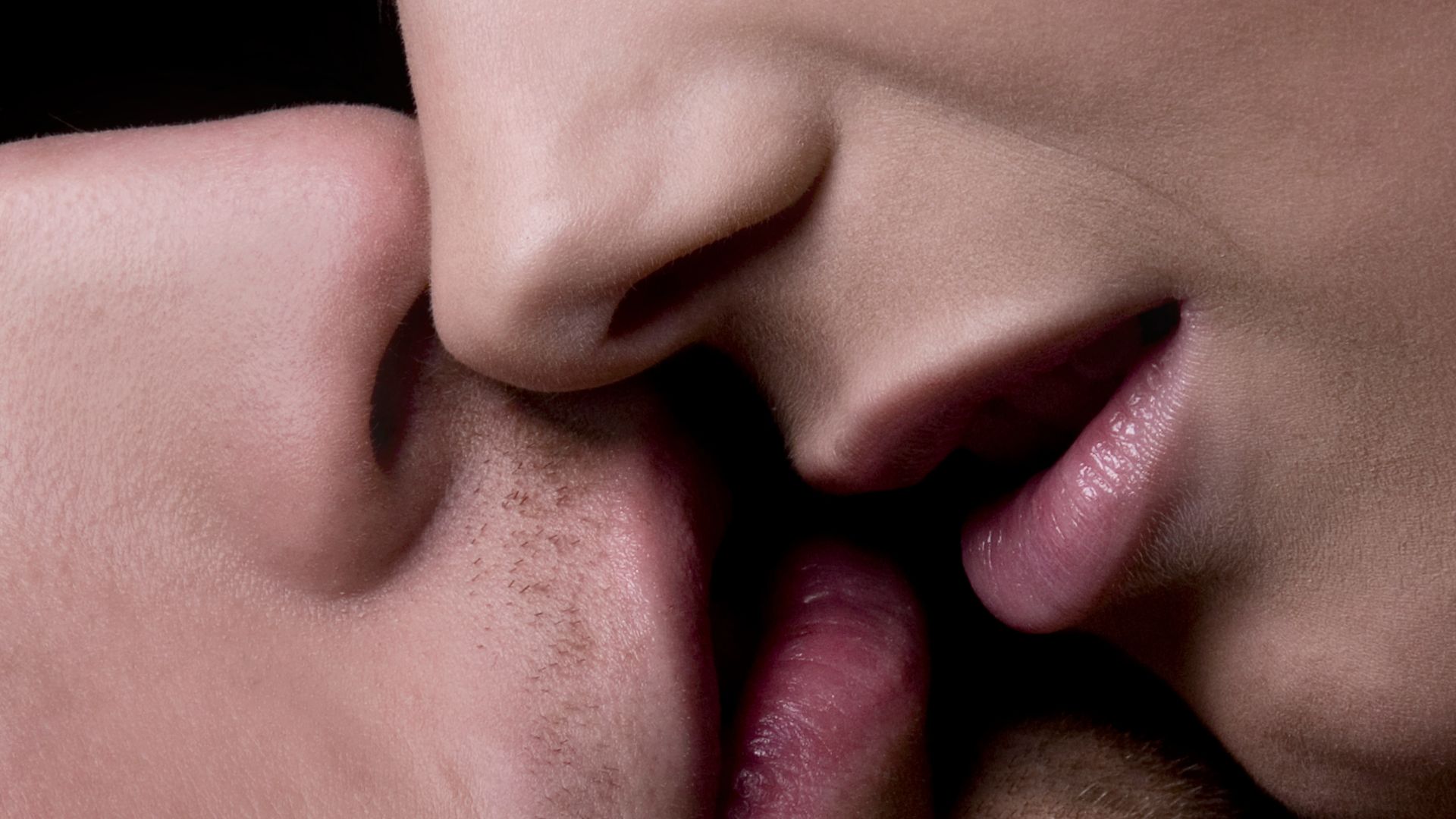 Imagem de duas pessoas prestes a se beijar