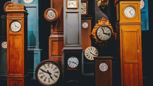 Vários relógios de madeira