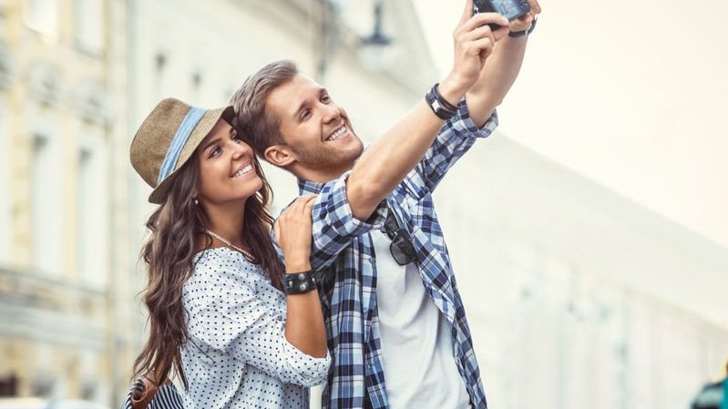 Casal tirando foto