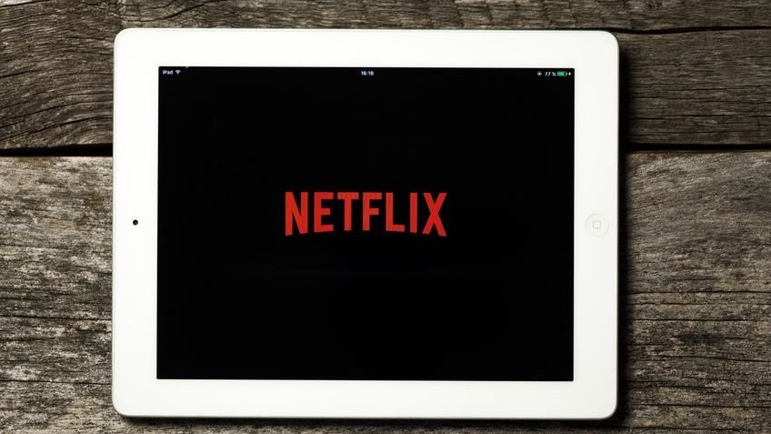 iPad branco com logo da Netflix na tela