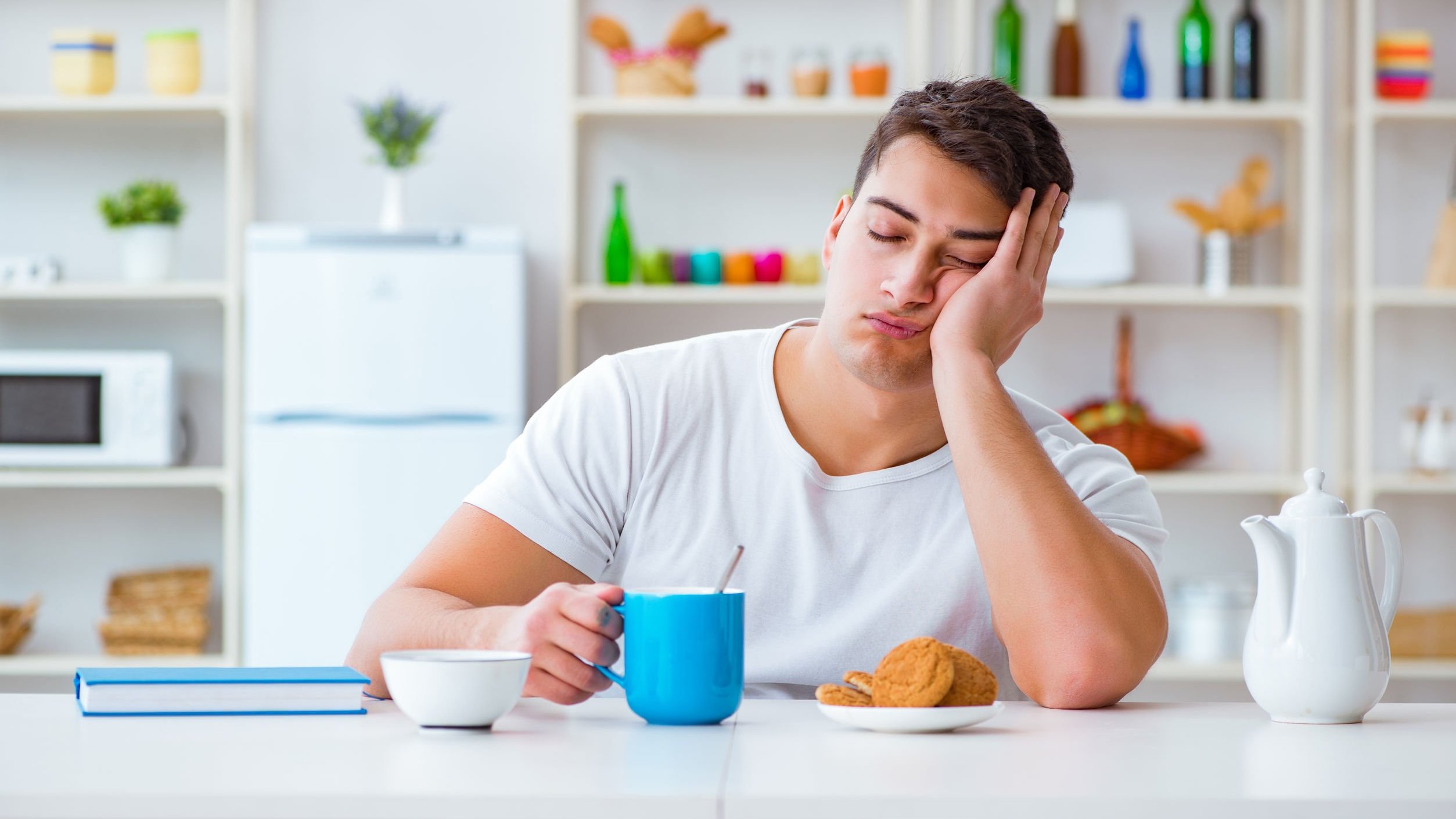 Homem dormindo durante o café da manhã.