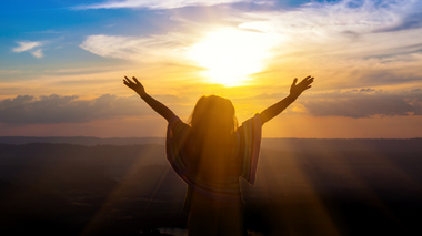beerphotographer / Getty Images / Canva Pro / Mensagens Com Amor Mulher com as mãos para o céu, em sentido de agradecimento