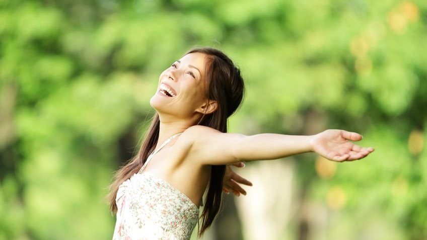 Mulher feliz com vestido de verão no parque