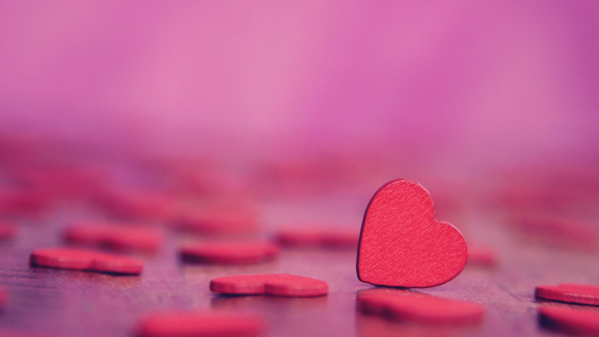 Imagem ilustrativa de coração em fundo rosa.