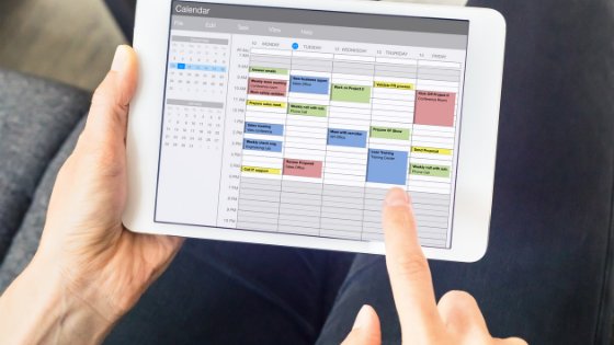 NicoElNino/Canva Pessoa segurando um tablet com planner