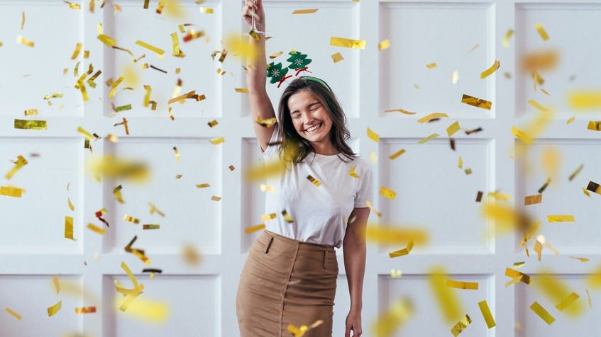 Mulher celebrando o Ano Novo