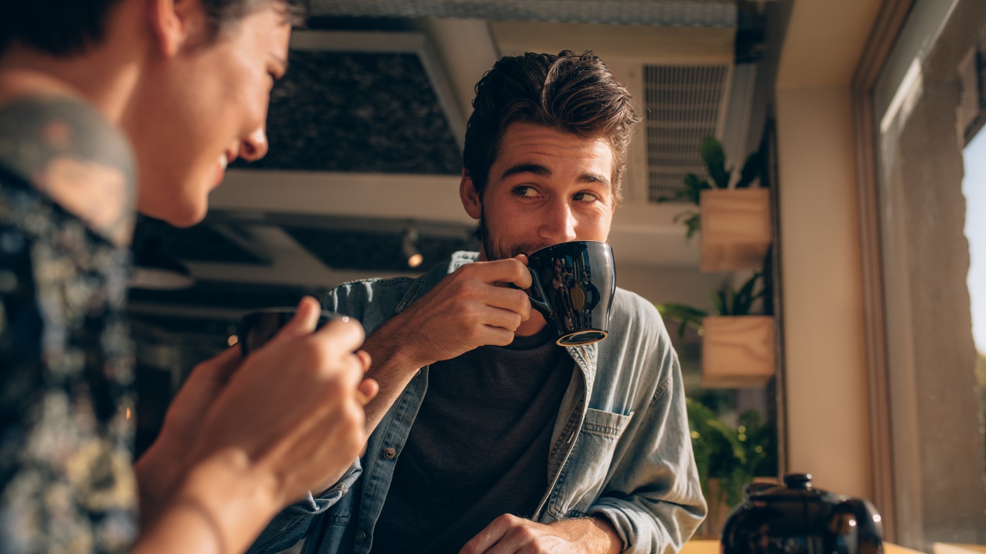 Casal em um café conversando