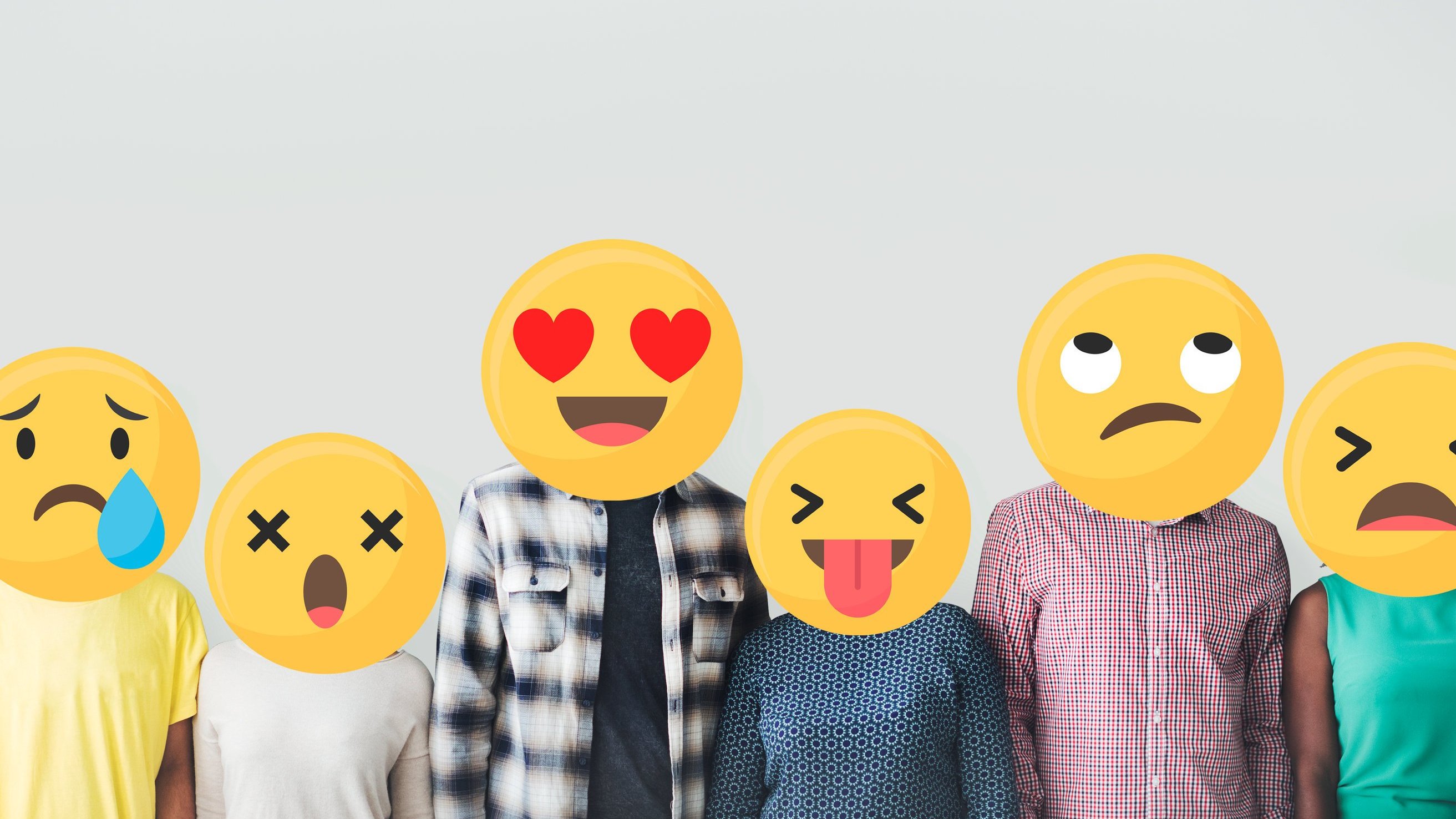 Emojis posicionados nos rostos de pessoas.