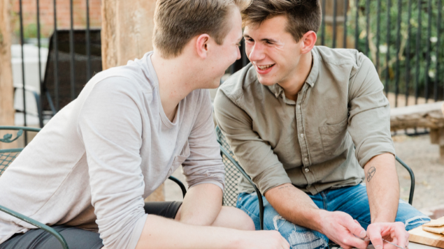 Casal gay juntos olhando um para o outro