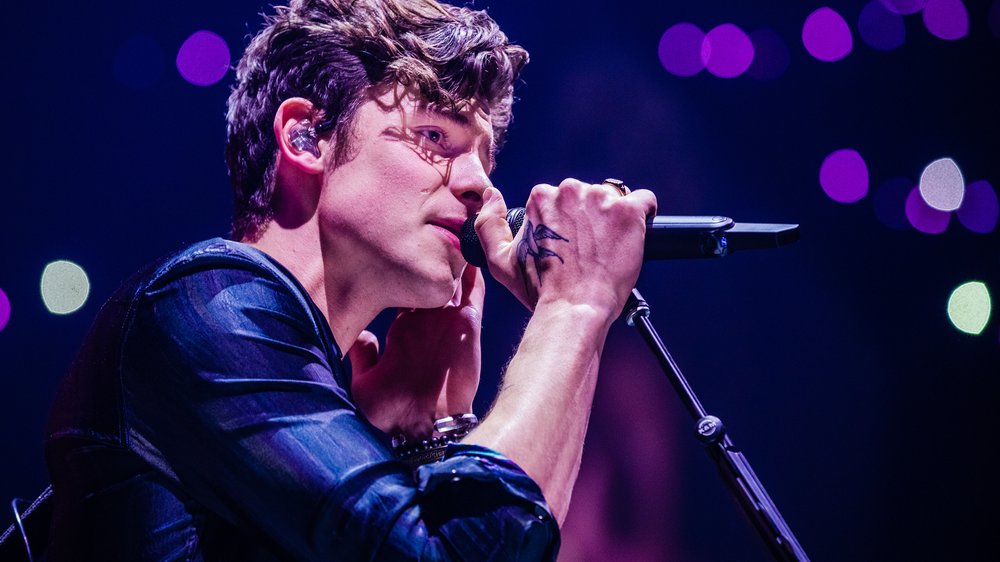 Shawn Mendes cantando.