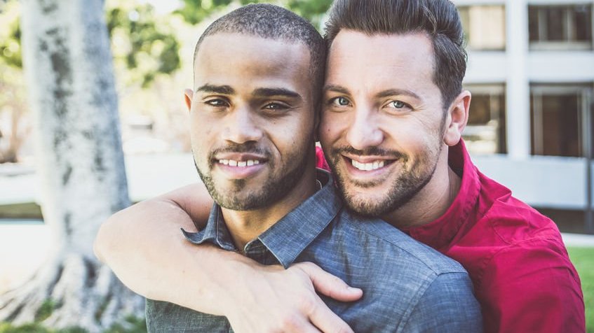 Casal de homens abraçado