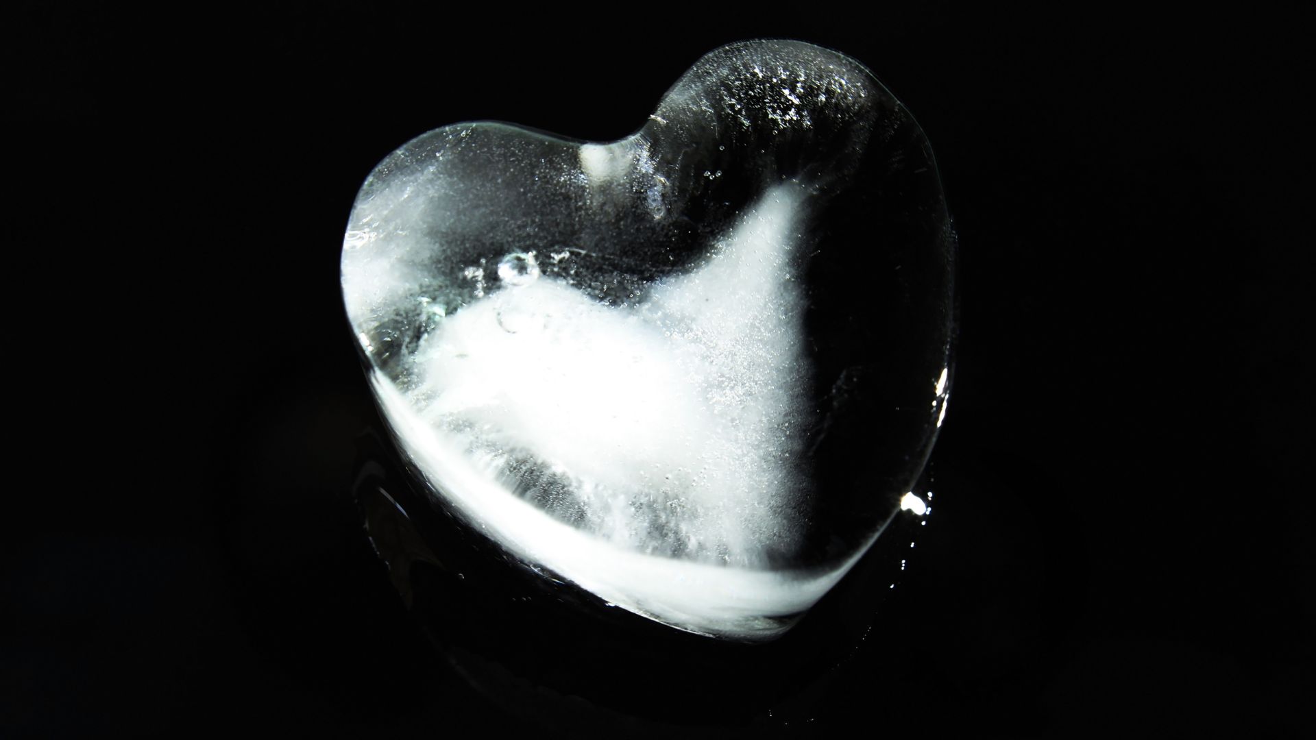 Imagem de um coração feito de gelo em um fundo preto