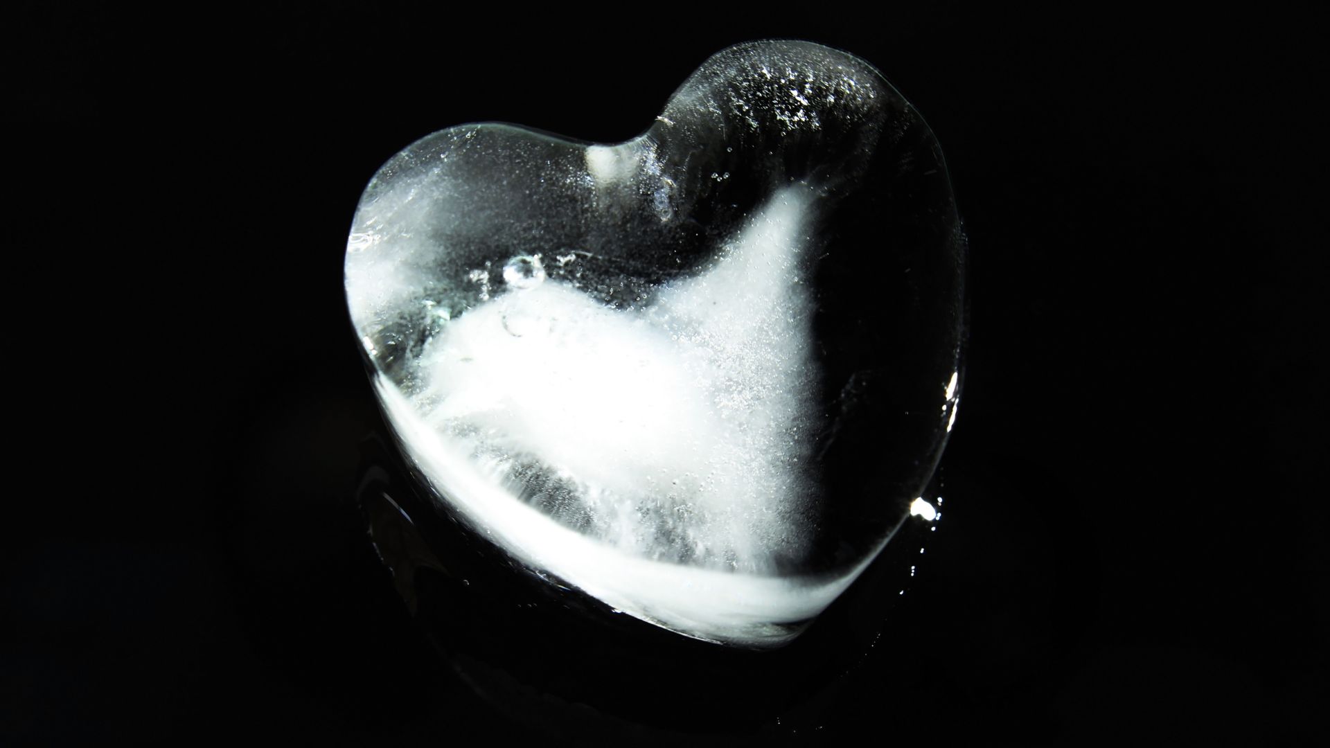 Mensagens Com Amor / Canva / JuanLuisPerez de Getty Images Imagem de um coração feito de gelo em um fundo preto
