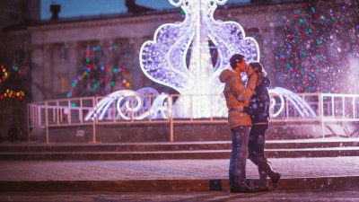 ruslangrigoriev / 123RF Casal se beijando em uma noite chuvosa