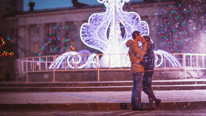 Casal se beijando em uma noite  chuvosa