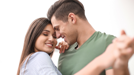 Casal jovem dançando.