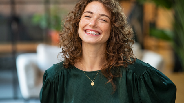 Rido / Canva Pro / Mensagens com Amor Mulher sorrindo