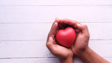 towfiqu barbhuiya / Canva Pro / Mensagens com Amor Mão segurando um coração de plástico