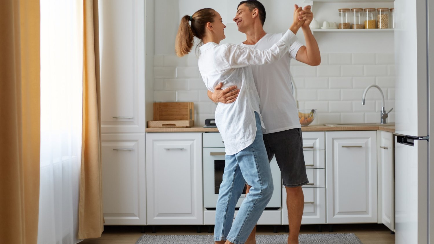 Casal dançando na cozinha de sua casa