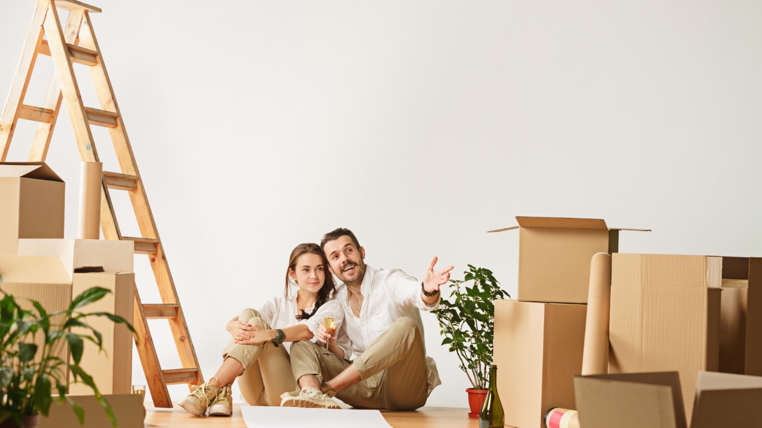 master1305 / Freepik Casal em meio a caixas de mudança