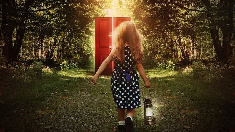 Menina caminhando em floresta em direção a porta vermelha