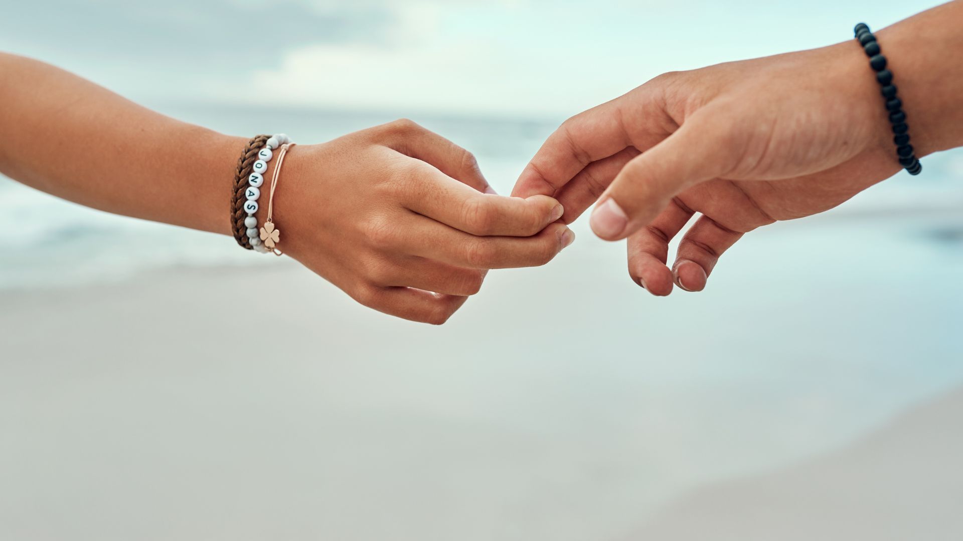 katleho Seisa de Getty Images Signature grátis para o Canva Pro Imagem de duas mãos, sendo que a mão masculina está se soltando da mão feminina, demonstrando o conceito de nunca abandonar o amor.