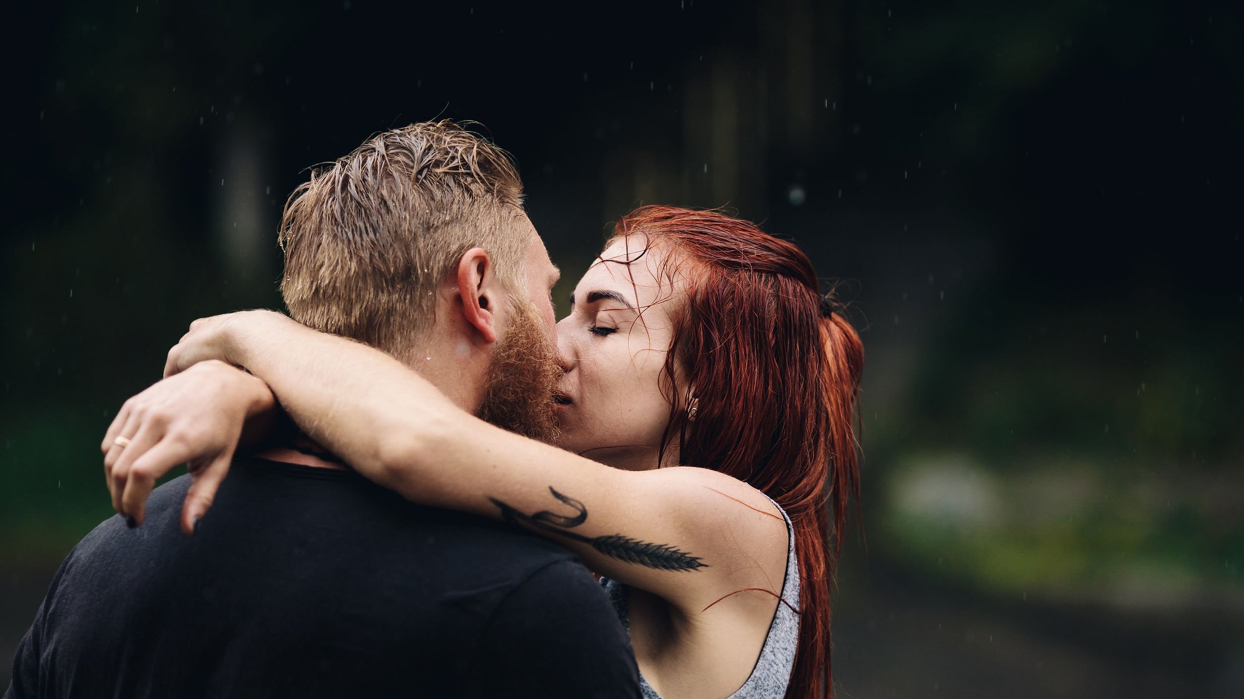 Casal se beija sob a chuva