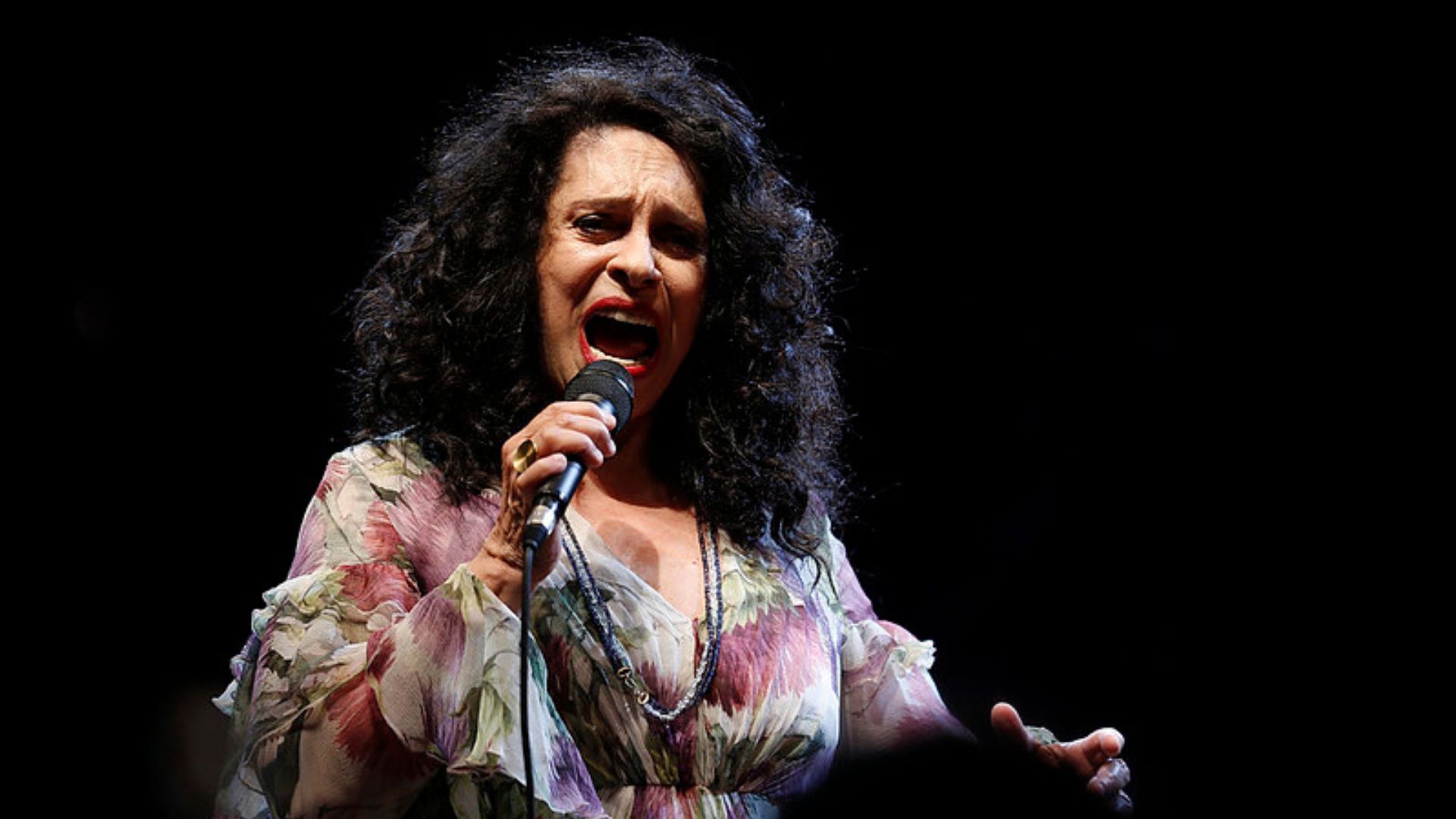 Imagem da cantora Gal Costa cantando