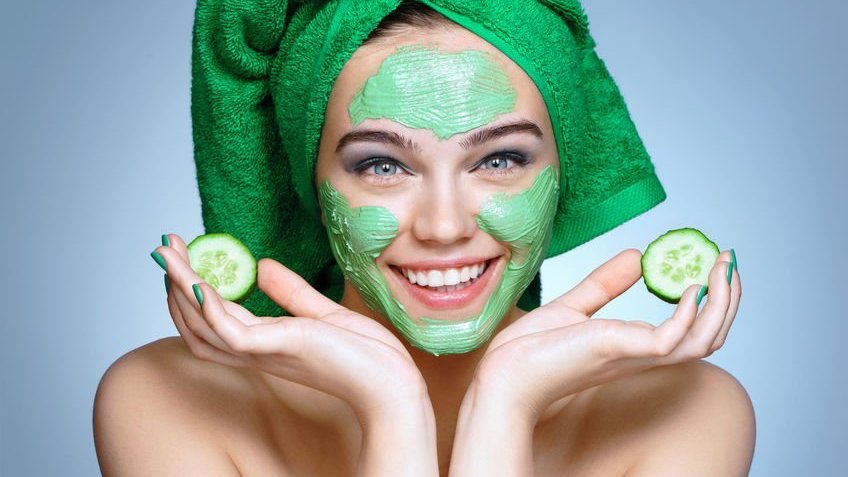 123RF Mulher aplicando máscara skin care verde