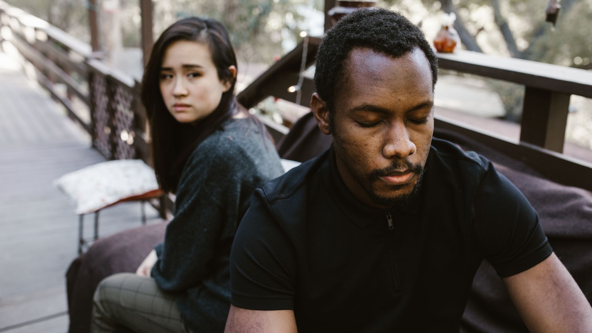 Mensagens Com Amor/ Canva/ RODNAE Productions de Pexels Imagem de um casal brigado e com semblante triste