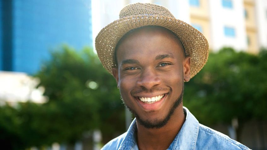 123RF Homem de chapéu sorrindo
