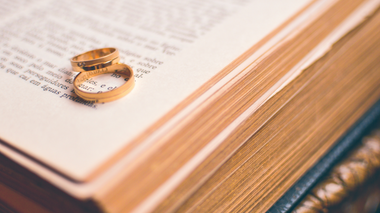 Pexels--2286921 / Pixabay Aliança em cima de um livro
