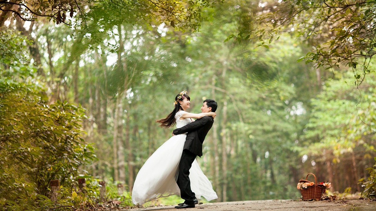 Casal asiático vestido de marido e mulher em um parque
