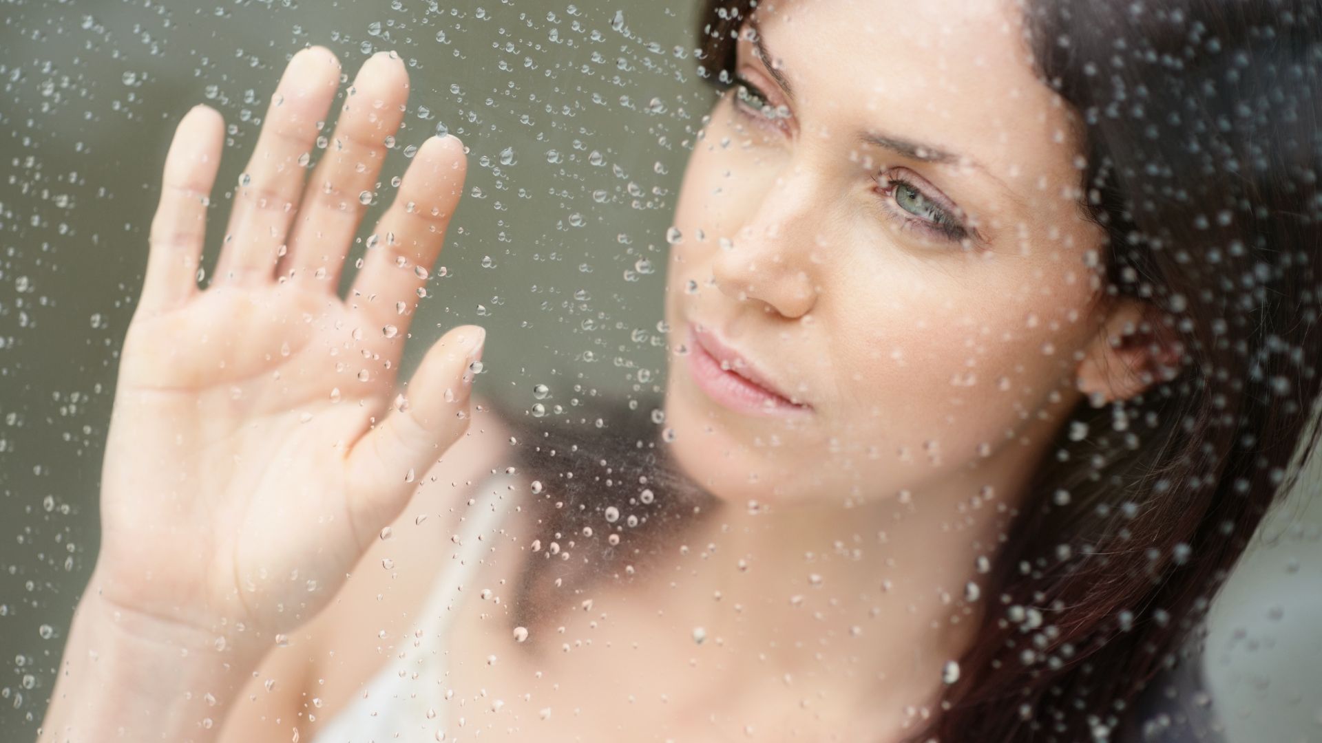 Urilux de Getty Images Signature grátis para o Canva Pro Imagem de uma mulher triste e pensativa sobre as perdas, tristezas e tempos difíceis que ela está tendo.