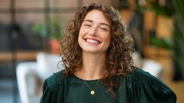 Rido / Canva Pro / Mensagens com Amor Mulher sorrindo