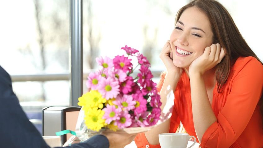 Mulher olhando apaixonada para flores