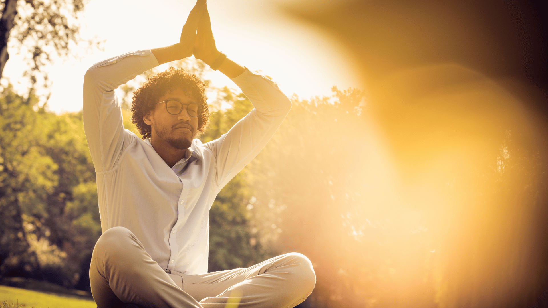 Homem meditando em um dia ensolarado