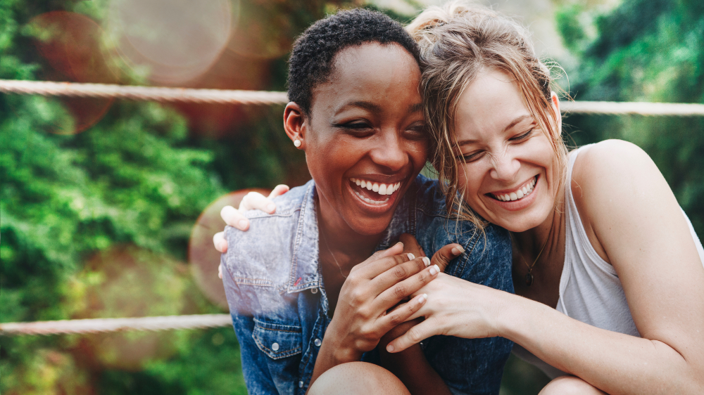 Amigas se abraçando