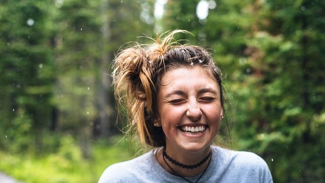 Unsplash / Jamie Brown Menina sorrindo