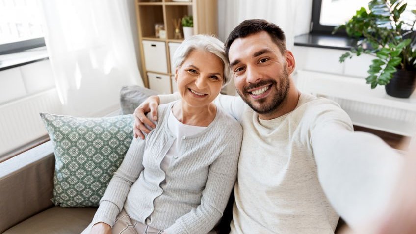 Homem tirando foto com a mãe