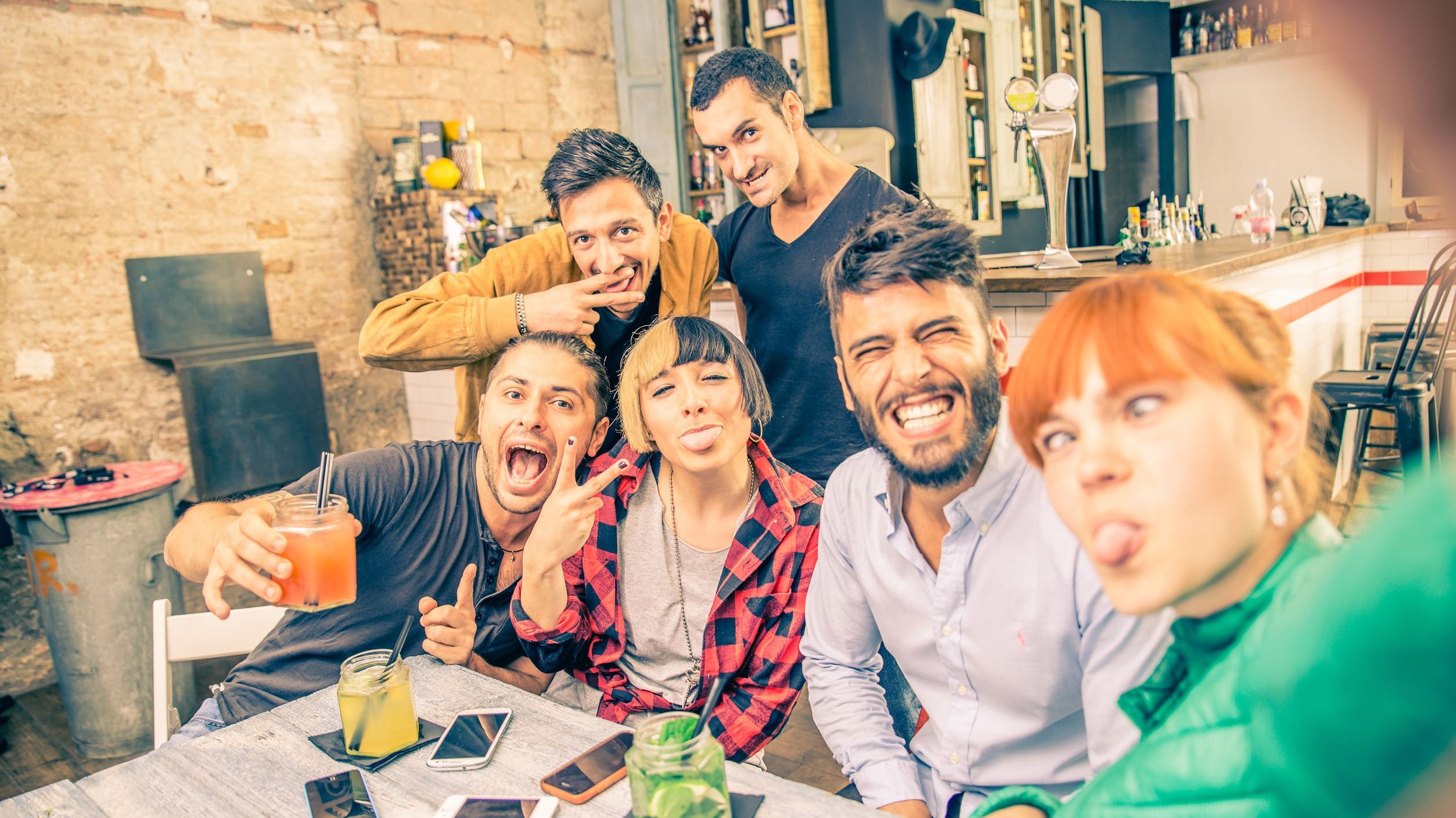 Amigos reunidos tirando uma selfie