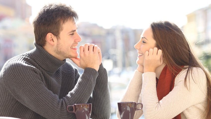 Casal sentados conversando