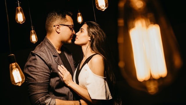 Unsplash / Jonathan Borba Homem e mulher abraçados