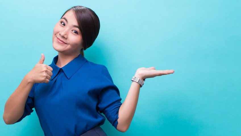 Mulher fazendo joinha com a mão em sinal de positivismo