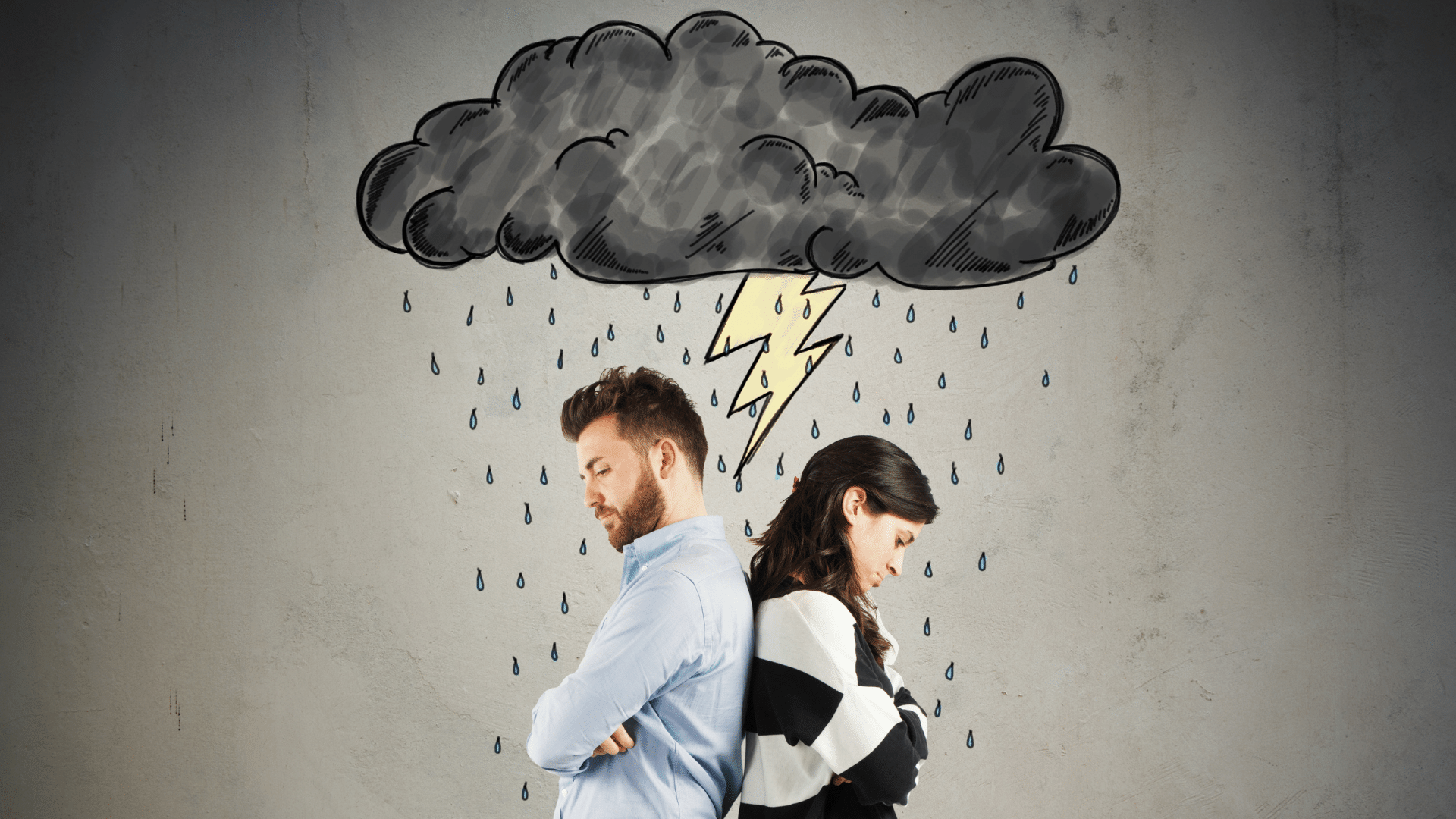 Foto de um casal de cabeça baixa, de braços cruzados um de costas para o outro e uma ilustração de nuvem negra com raio e chuva acima da cabeça deles.