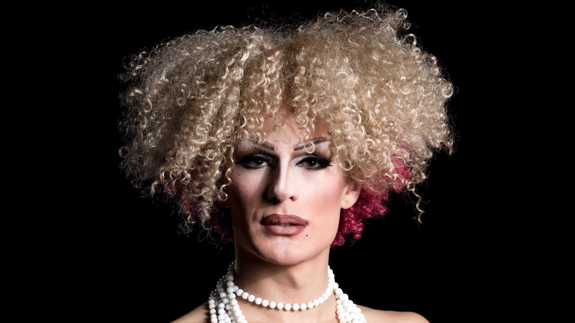 Retrato de Drag Queen de peruca cacheada loira
