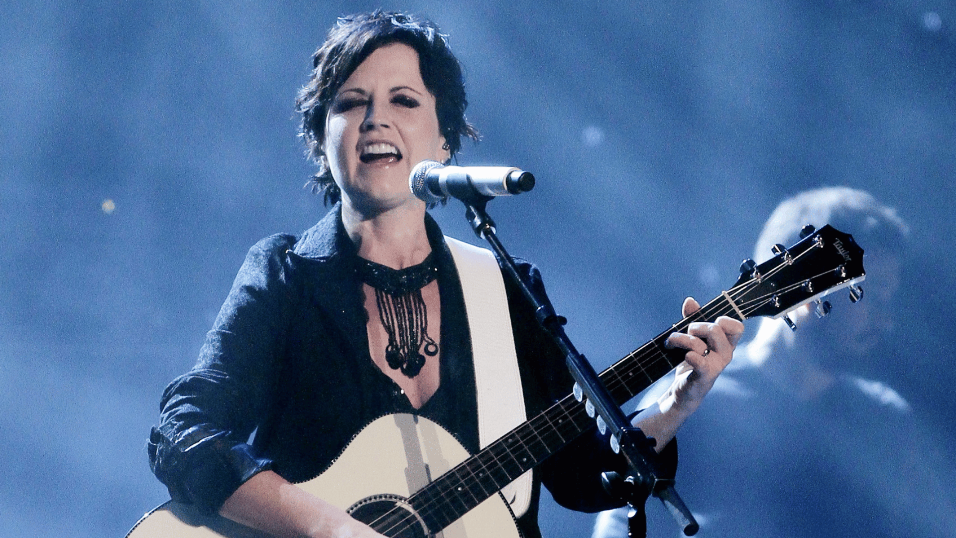 Imagem de Dolores O'Riordan, vocalista da banda The Cranberries.