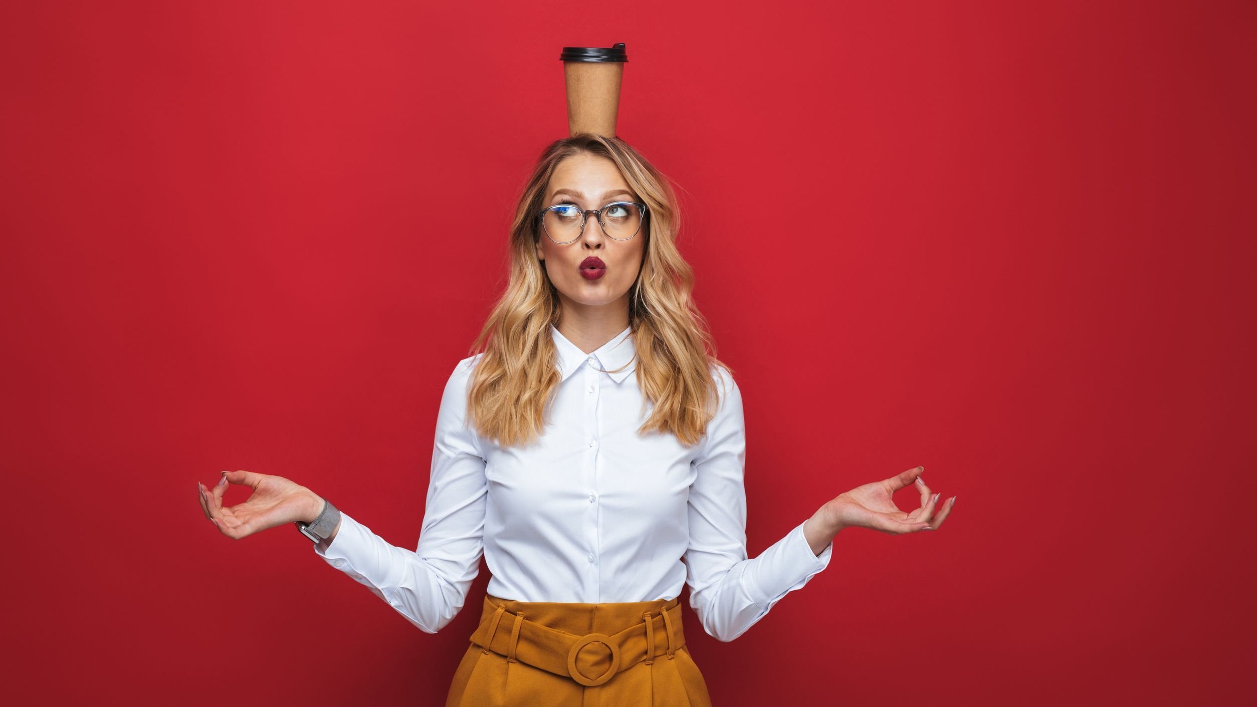 Foto: Dean Drobot / 123RF Mulher equilibrando um copo de café na cabeça