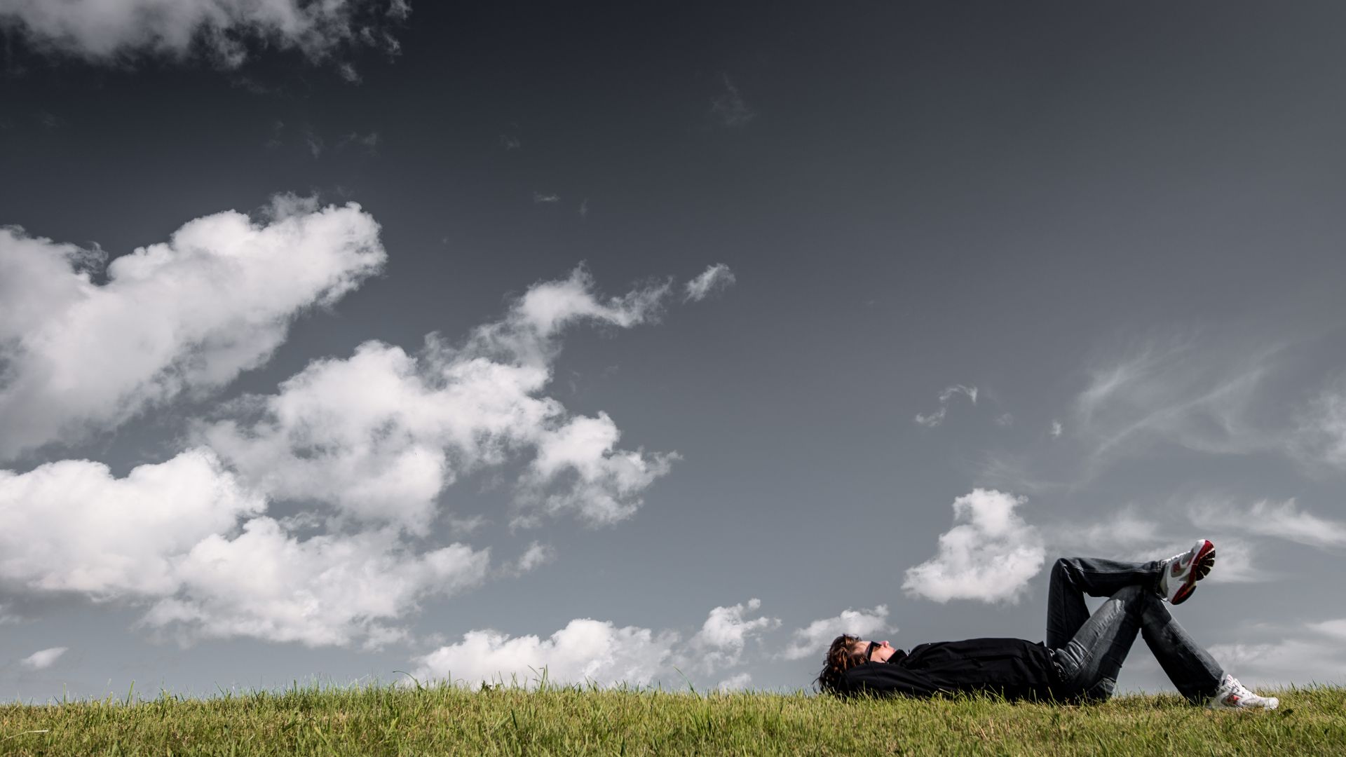 Mensagens Com Amor / Canva / Pexels--2286921 de pixabay Imagem de um homem deitado em um campo e olhando para o céu.