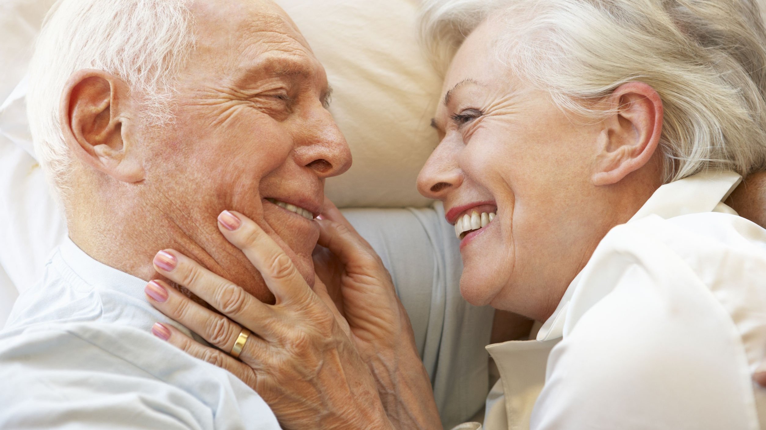 Пожилые супруги видео. Пожилая пара в постели. Старые и молодые люди. Пожилые люди в постели. Близость в пожилом возрасте.
